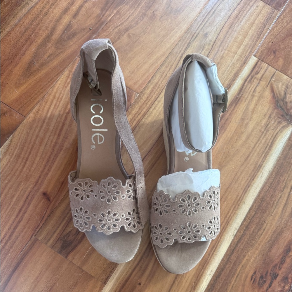 Nicole Wedges